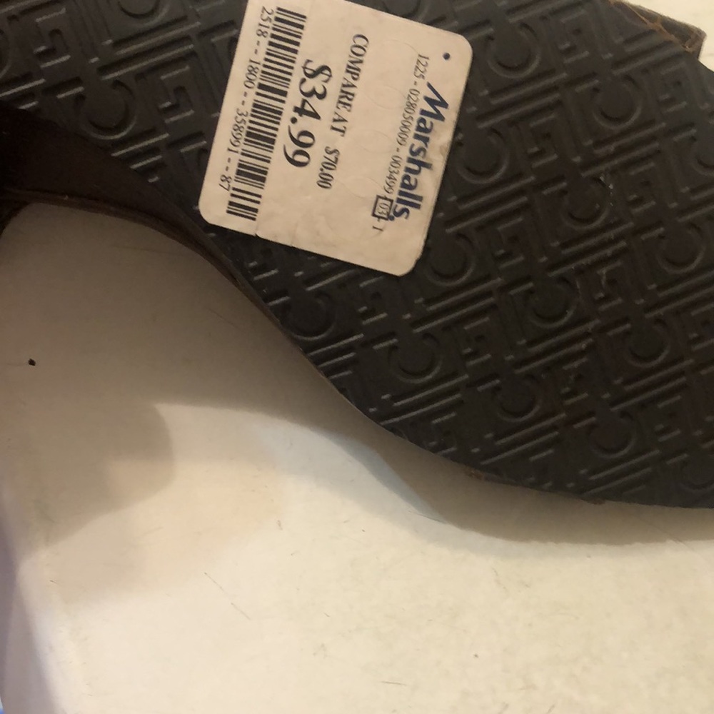 Liz Claiborne wedge sandals in size 8 1/2. Leather in brassy color. - Picture 4 of 6